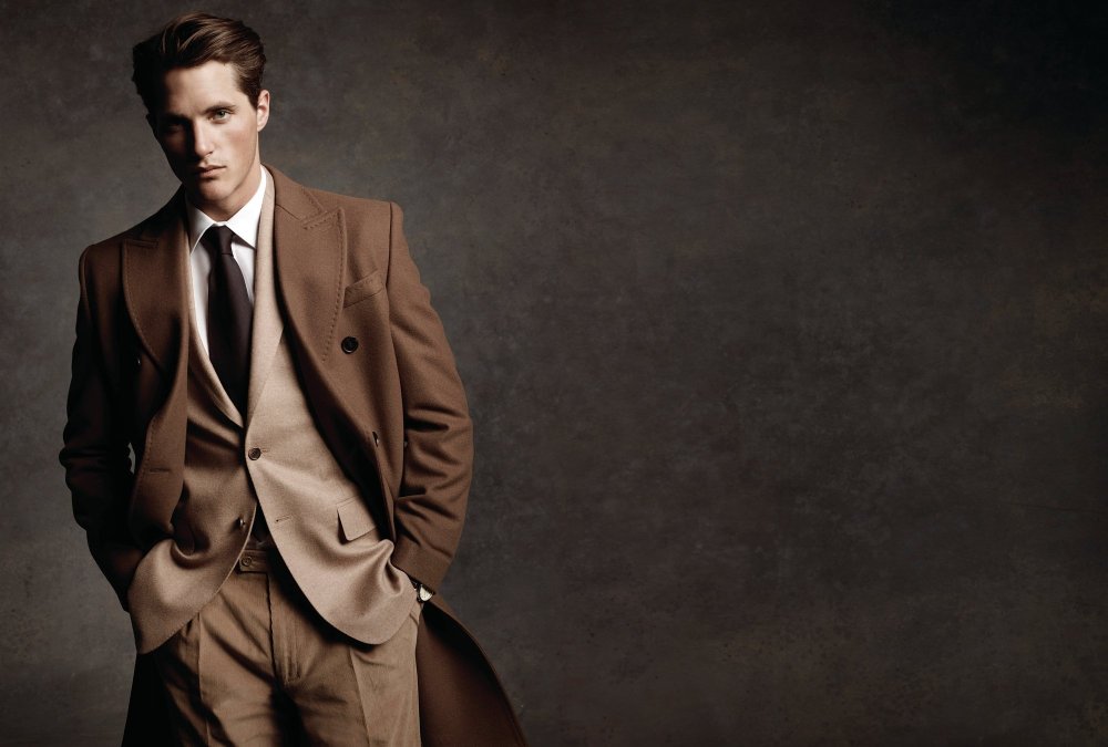 Стильный мужчина в костюме