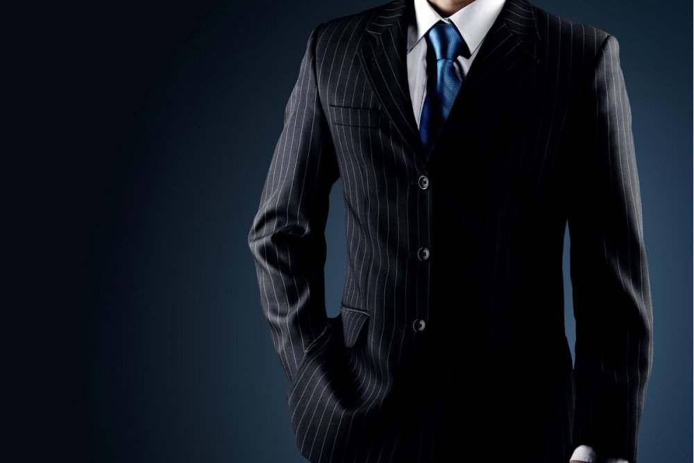 Дженсен Эклз в белой рубашке