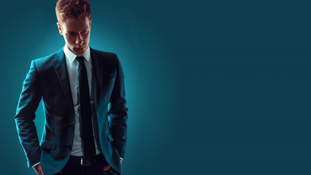 Парень в костюме