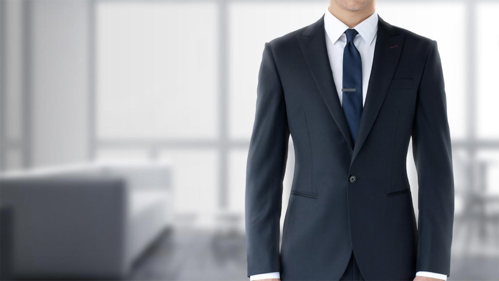 Мужчина в дорогом костюме