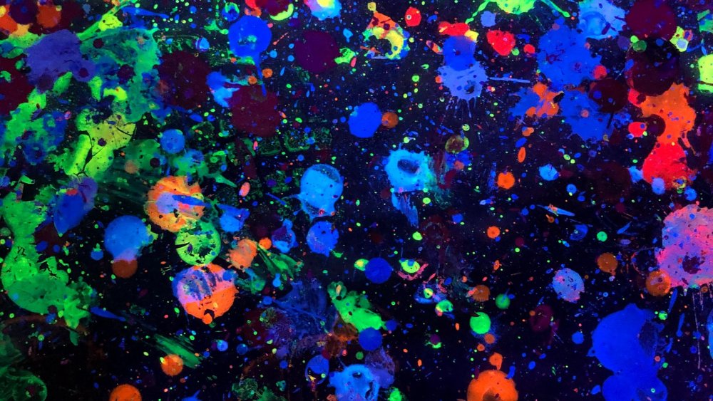 Акварельные пятна на белом фоне