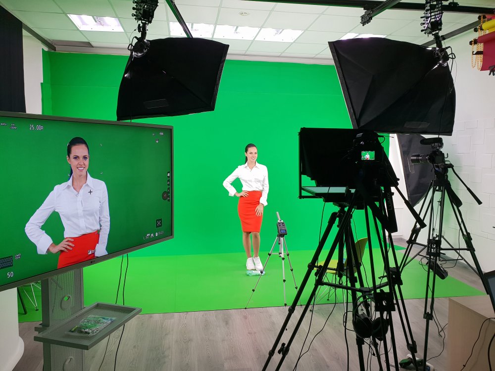 Снег на зеленом фоне