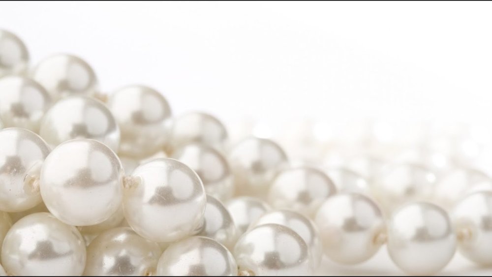 Белый жемчуг на белом фоне