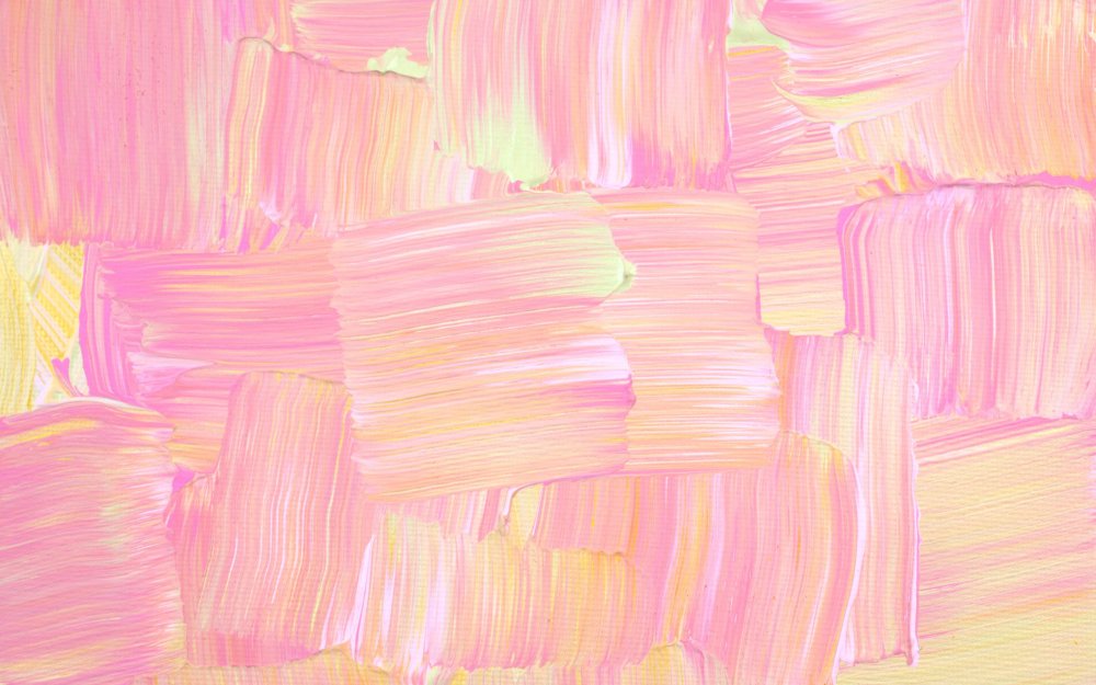 Розовый мазок на белом фоне