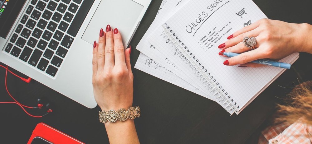 Красивые руки на ноутбуке