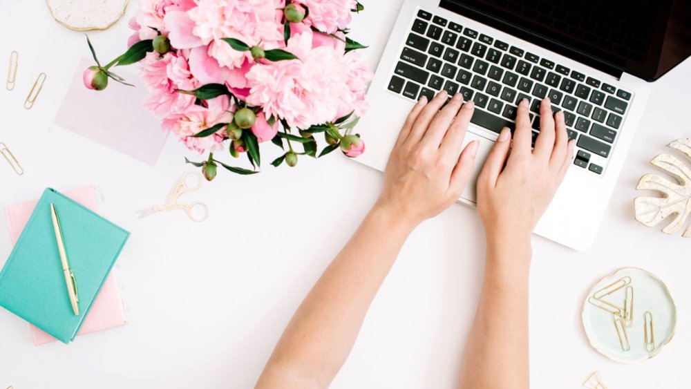 Работа за ноутбуком вид сверху