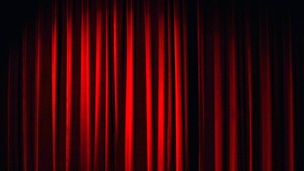 Сцена темно красная