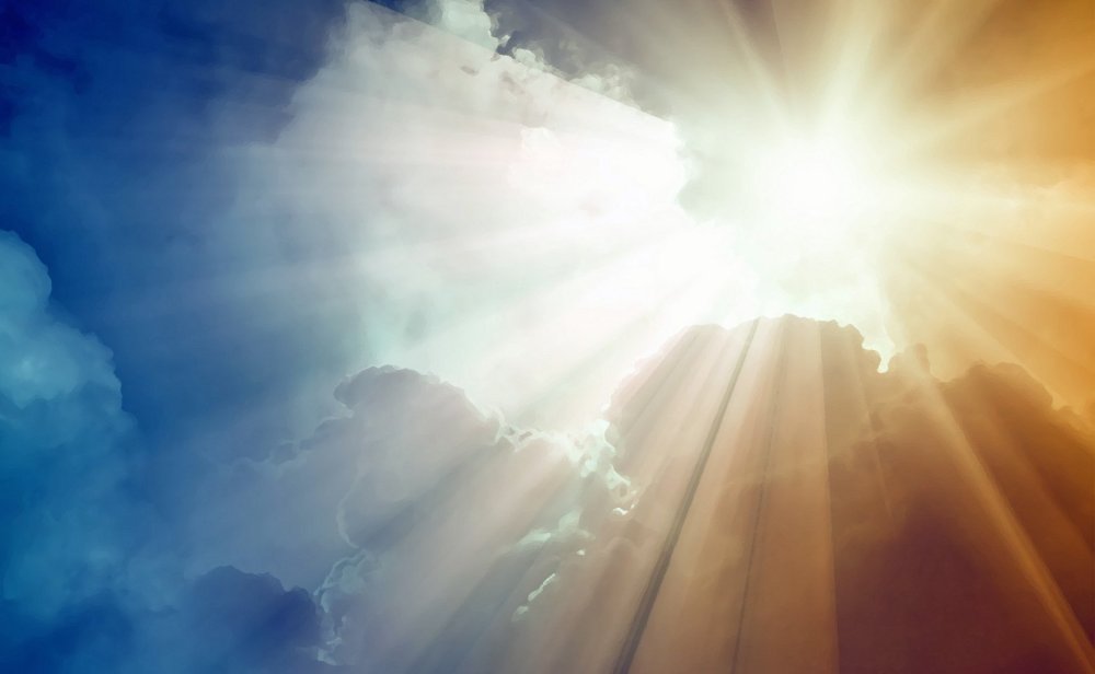 Небо с лучами солнца