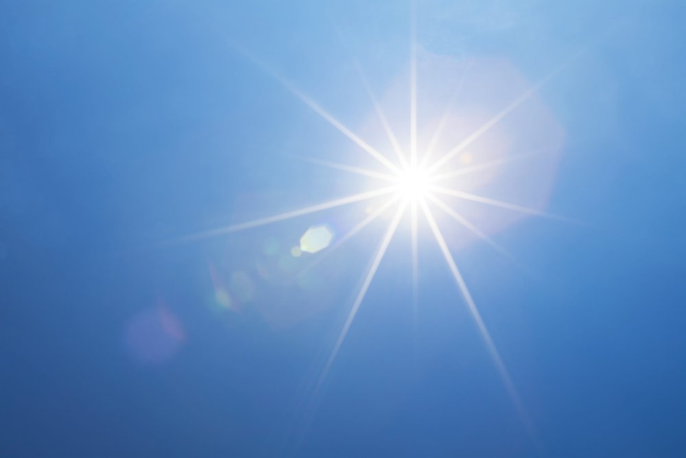 Солнце на голубом небе