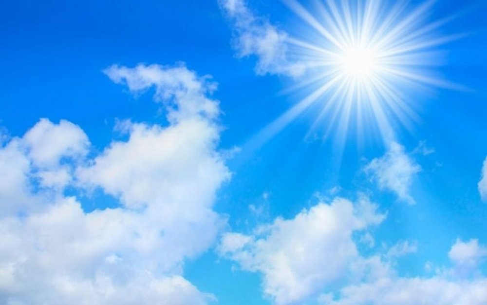 Солнце сквозь тучи на море