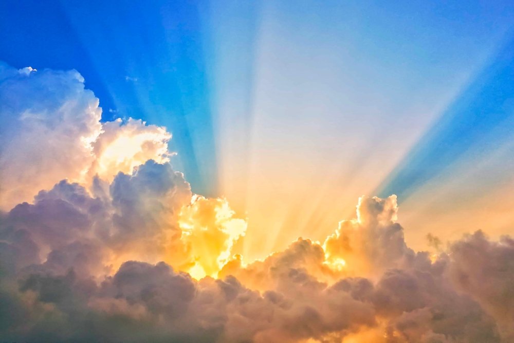 Ясное небо с солнцем