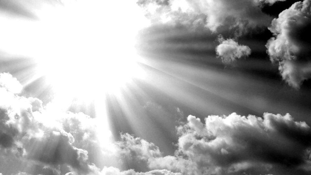 Солнечные лучи сквозь облака