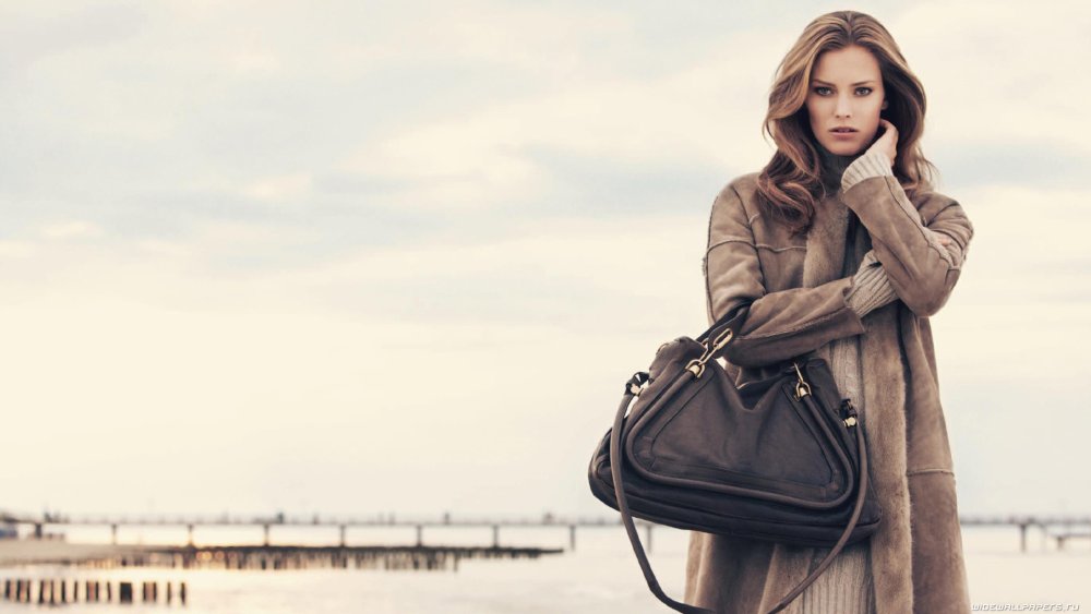 Девушка в пальто