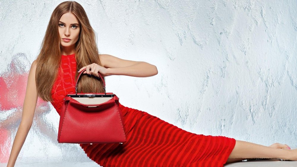 Модная женская одежда реклама