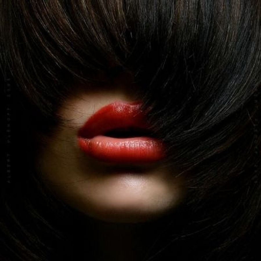 Девушка с яркими губами