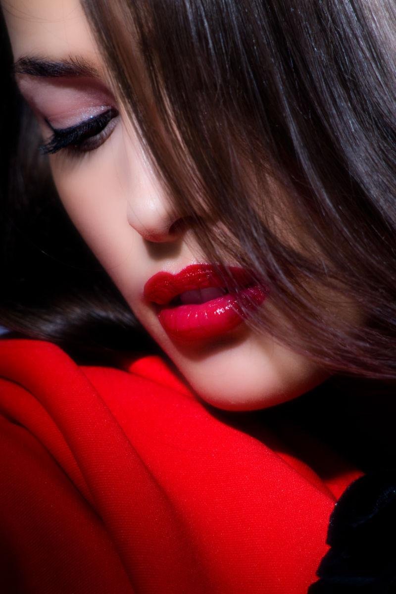 Девушка с красными губами