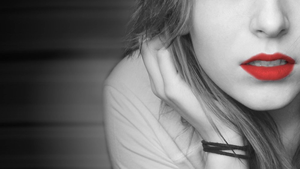 Девушка с красными губами