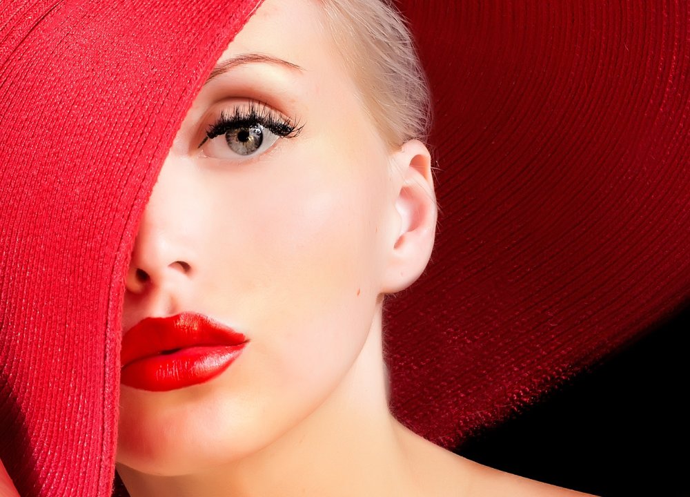 Макияж с красными губами