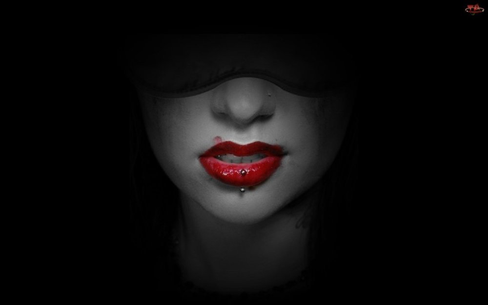 Губы на черном фоне