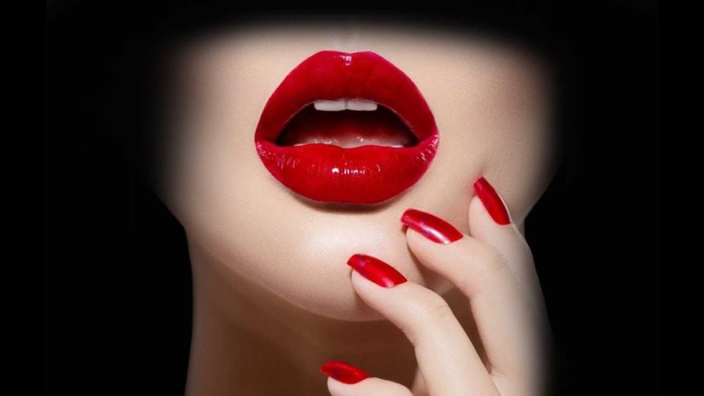 Темноволосые с красными губами