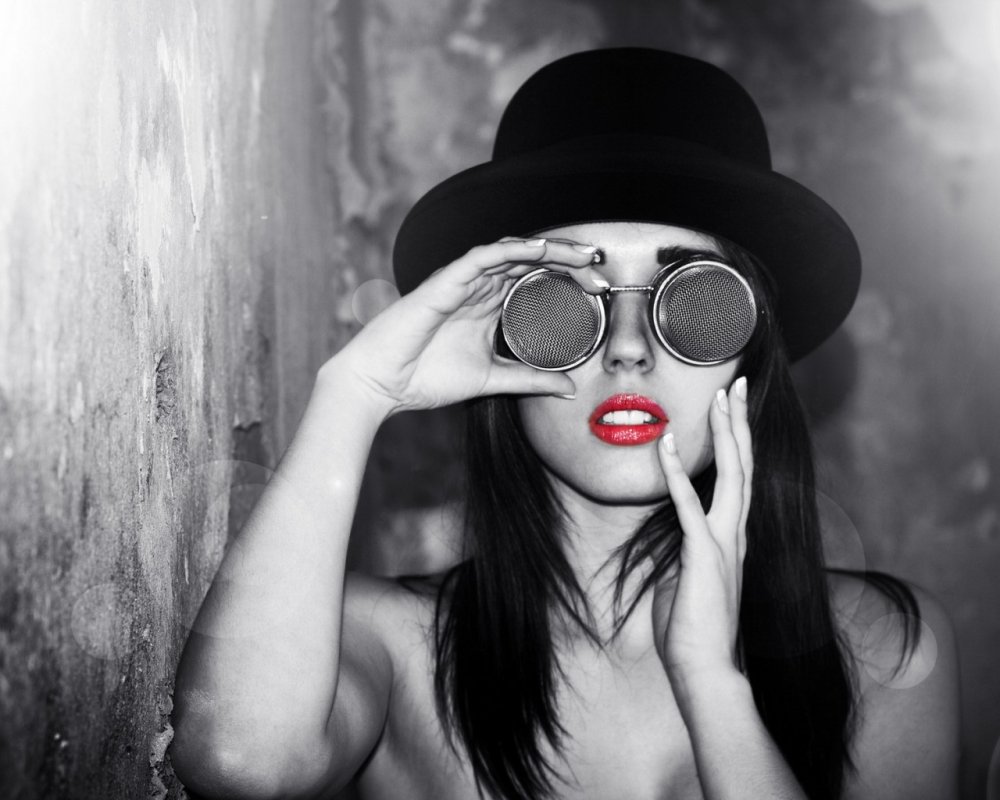 Черно белая девушка с красными губами