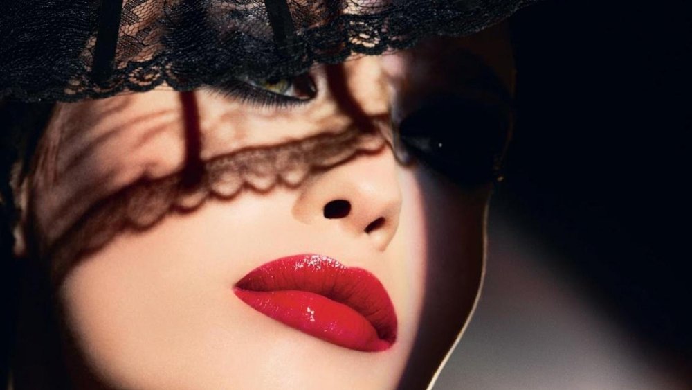 Красивая девушка с красными губами