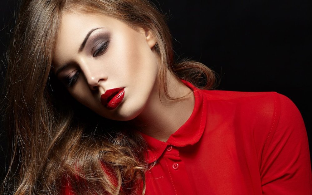 Девушка в шляпе с красными губами