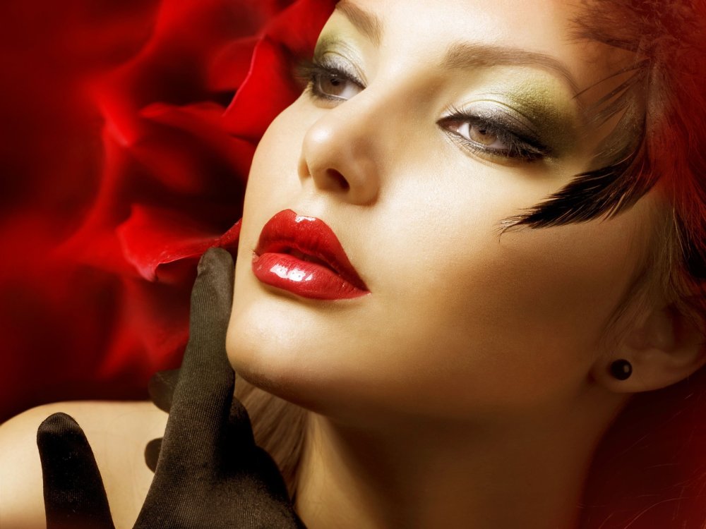 Красивая девушка с красными губами