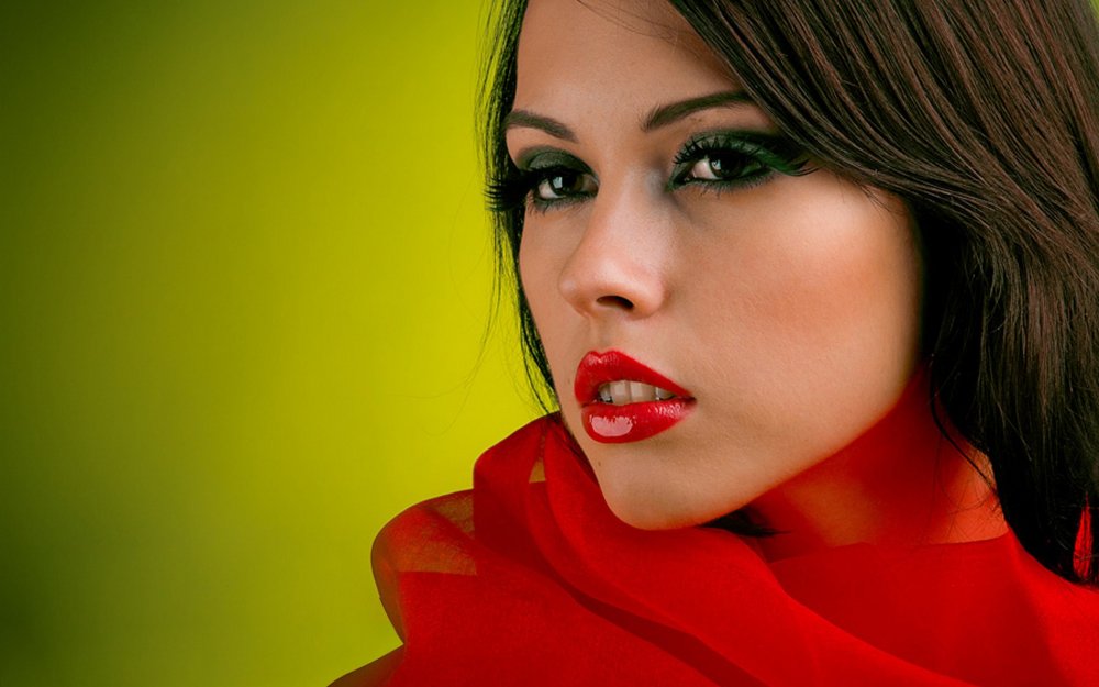 Девушка с красными губами
