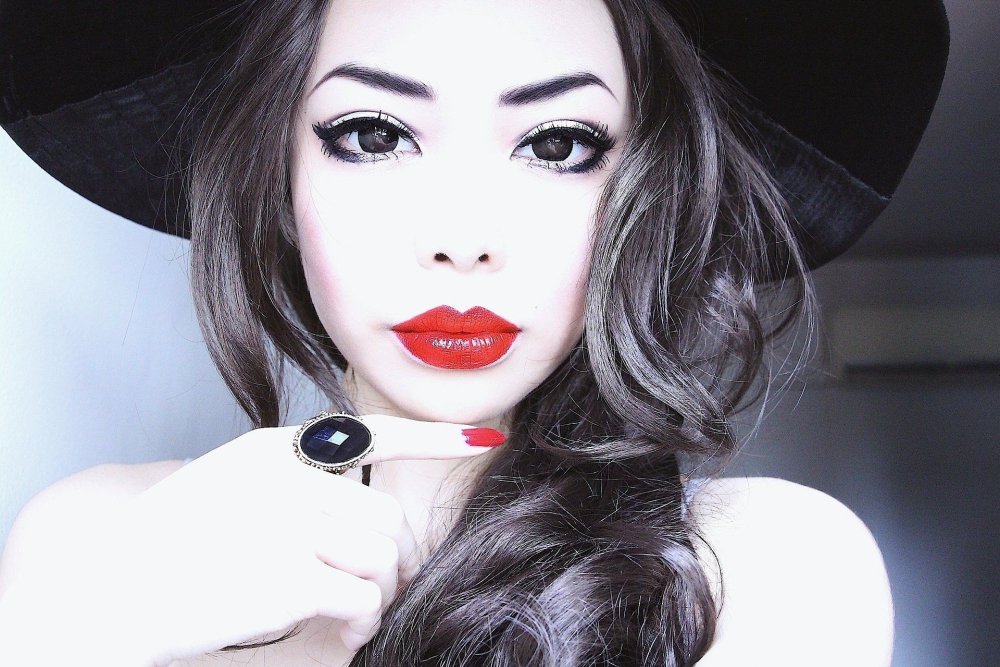 Дама в шляпе с красной помадой