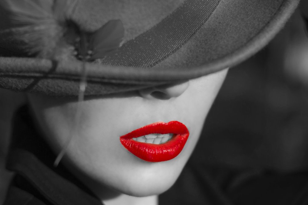 Брюнетка с красными губами