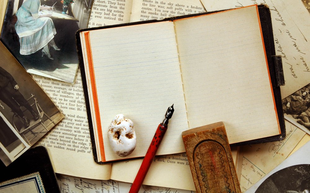 Книжный стол сверху