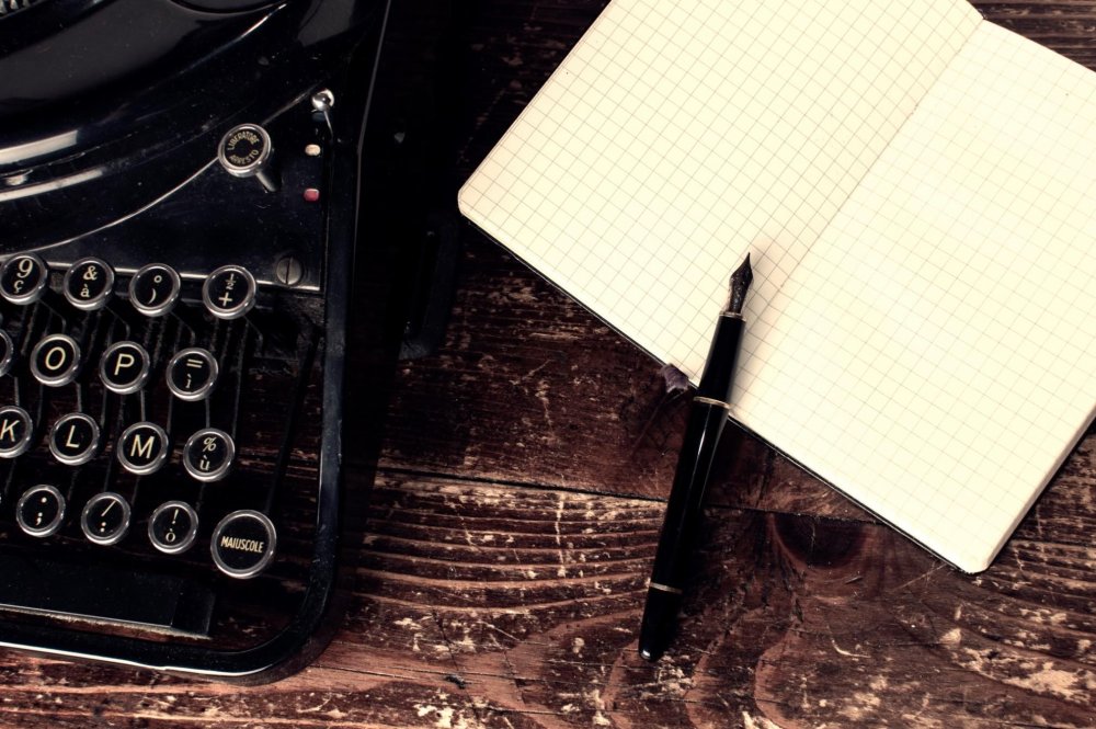 Печатная машинка на столе