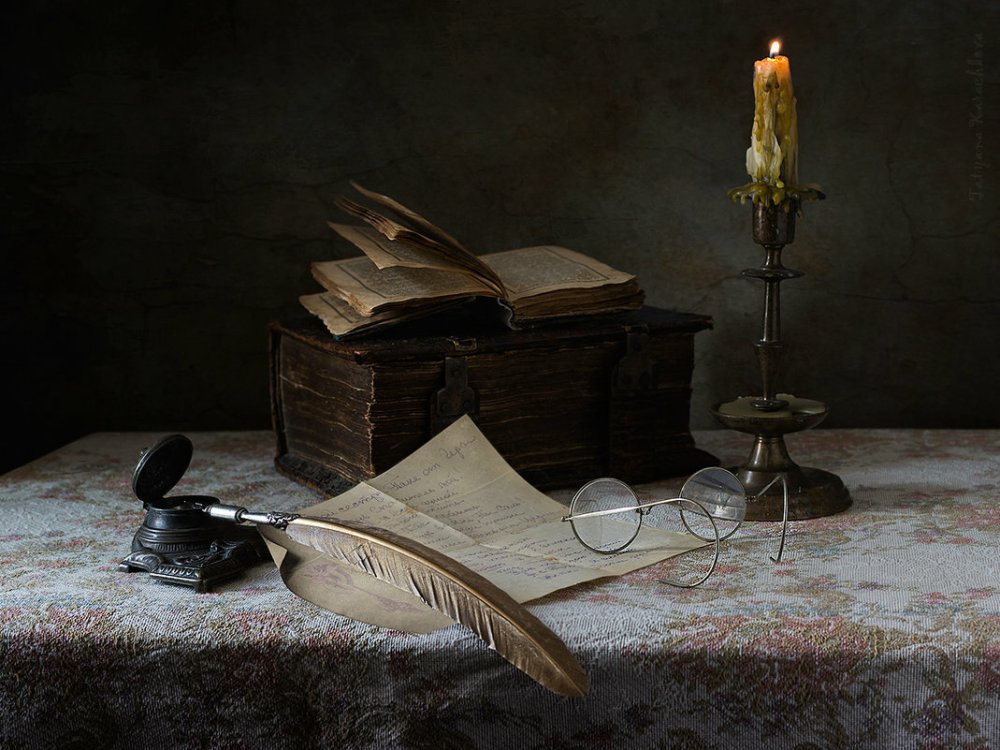 Рукописи на столе