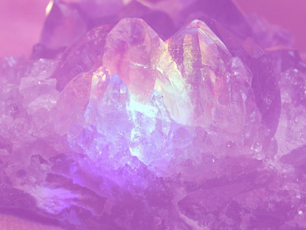 Розово фиолетовый камень