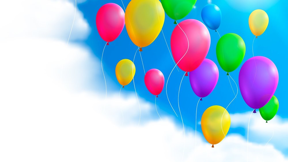 Воздушные шарики на фоне облаков