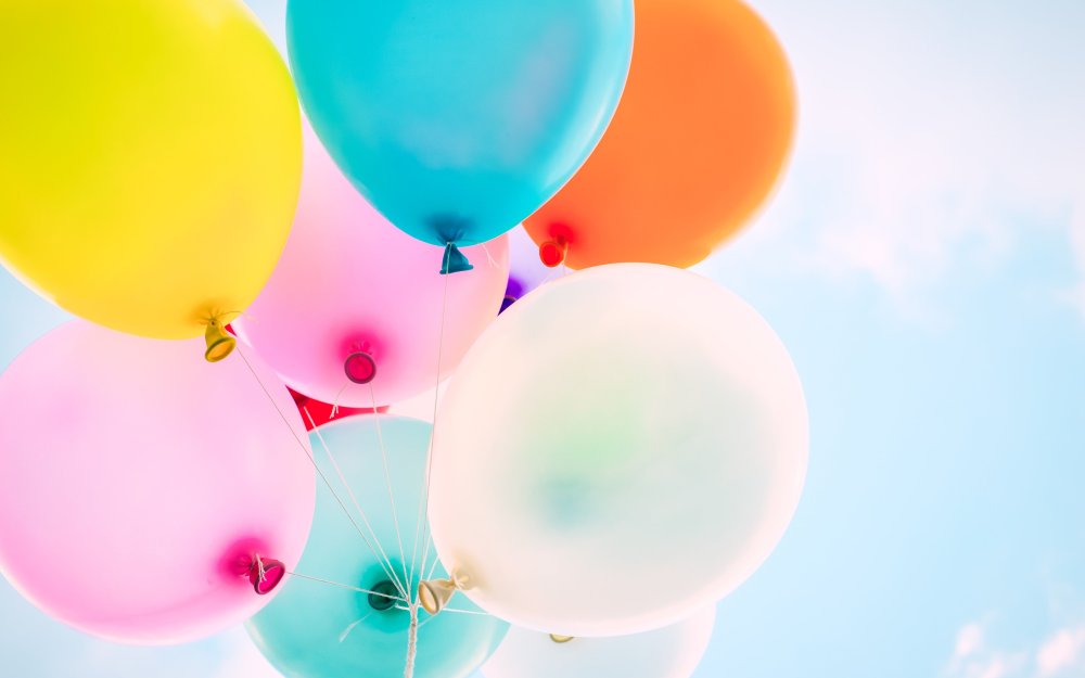Воздушные шарики на голубом небе