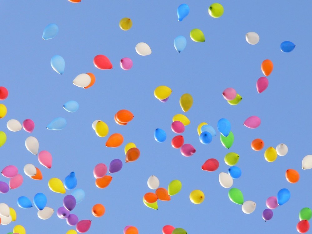 Воздушные шарики в небе