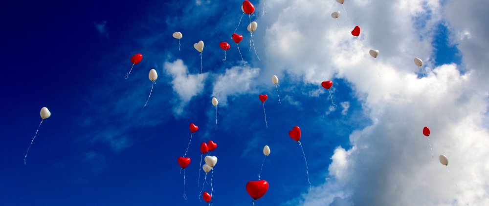 Воздушные шарики на фоне неба
