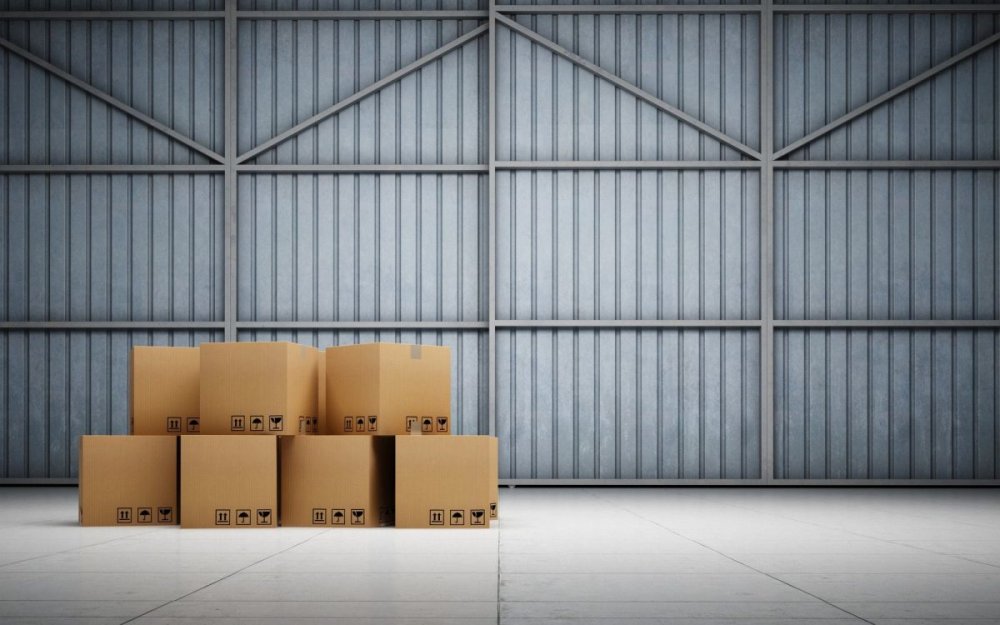 Стена коробок на складе