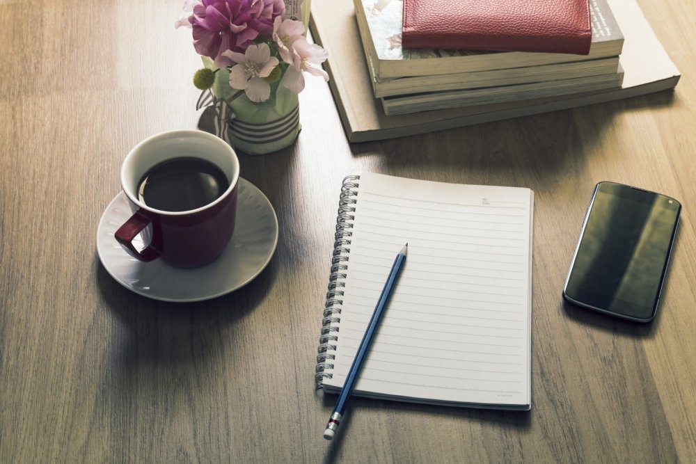 Школьная доска с карандашами фон