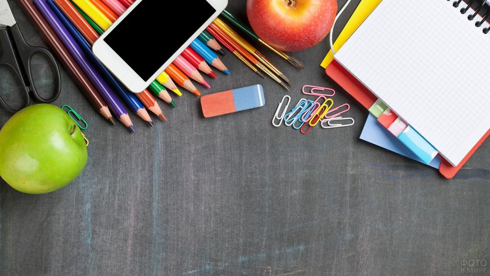 Фон Школьная тетрадь с канцелярией