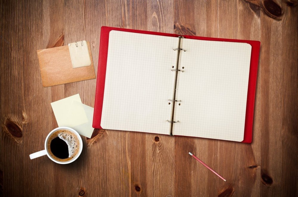 Блокнот на столе