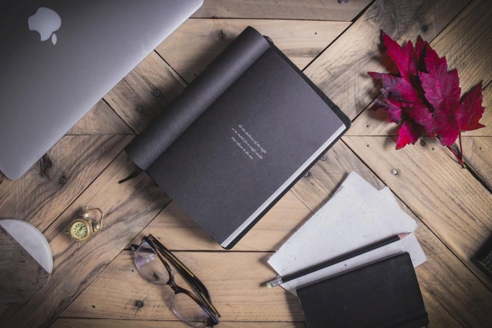 Предметы на деревянном фоне