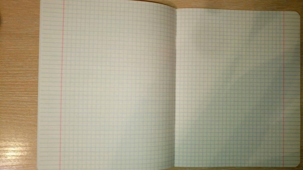 Открытый блокнот на столе