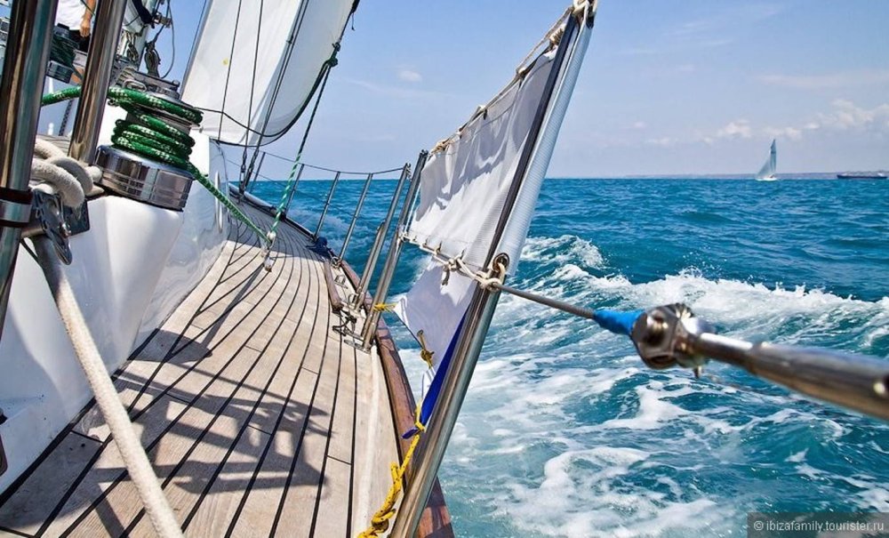 Палуба парусной яхты