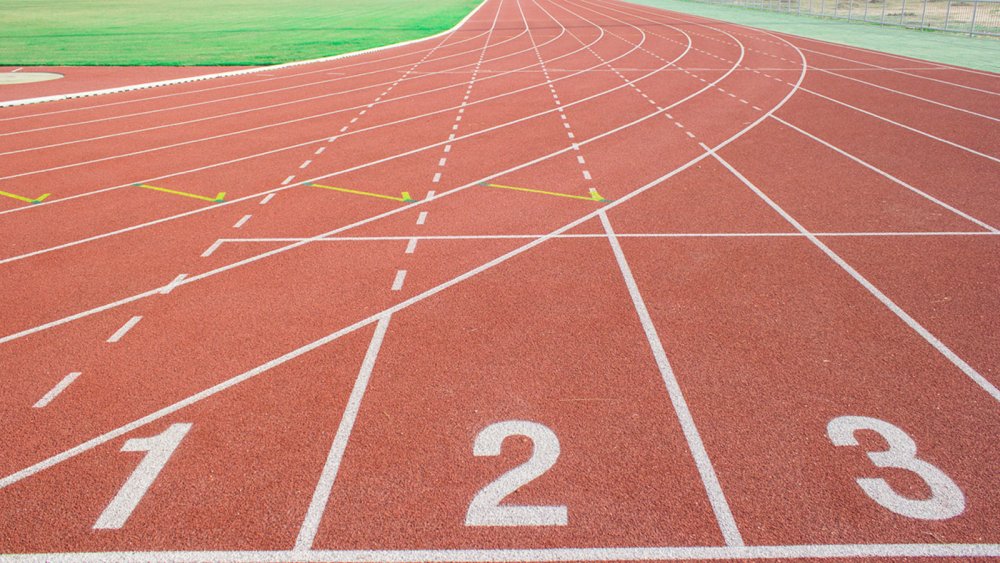 Спортсмен бежит