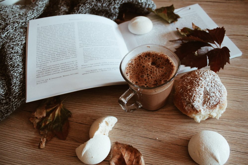 Чашка кофе на столе