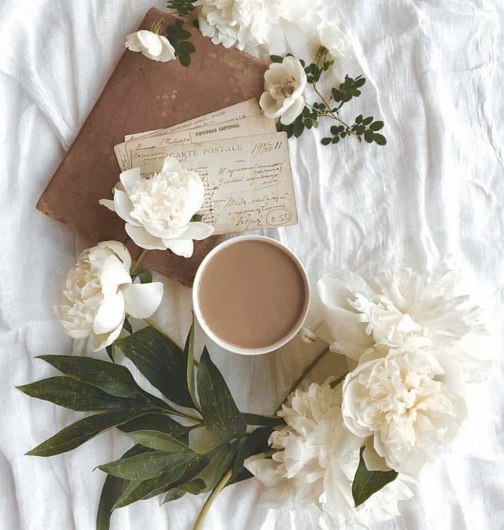 Теплый плед и чашка кофе