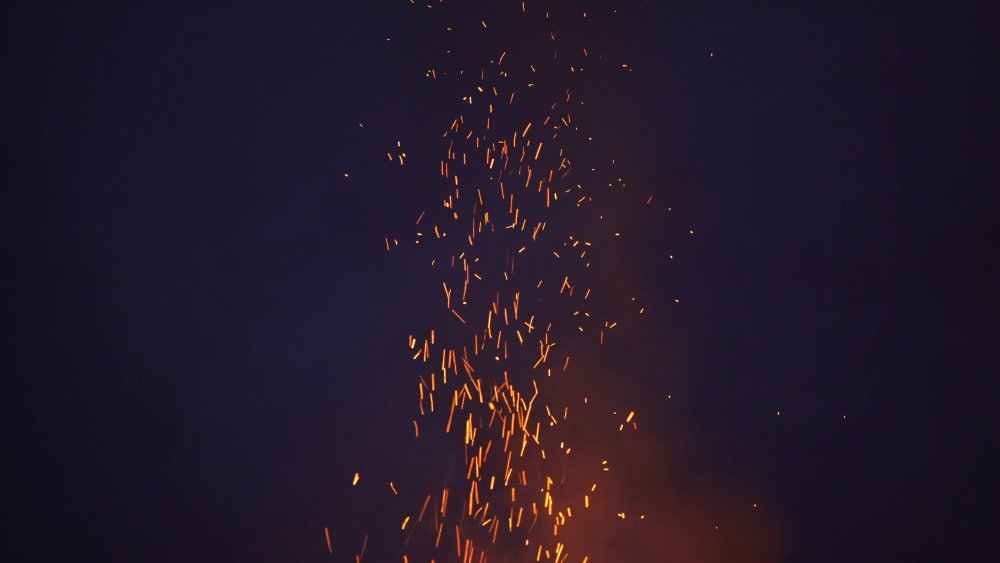 Искры от костра